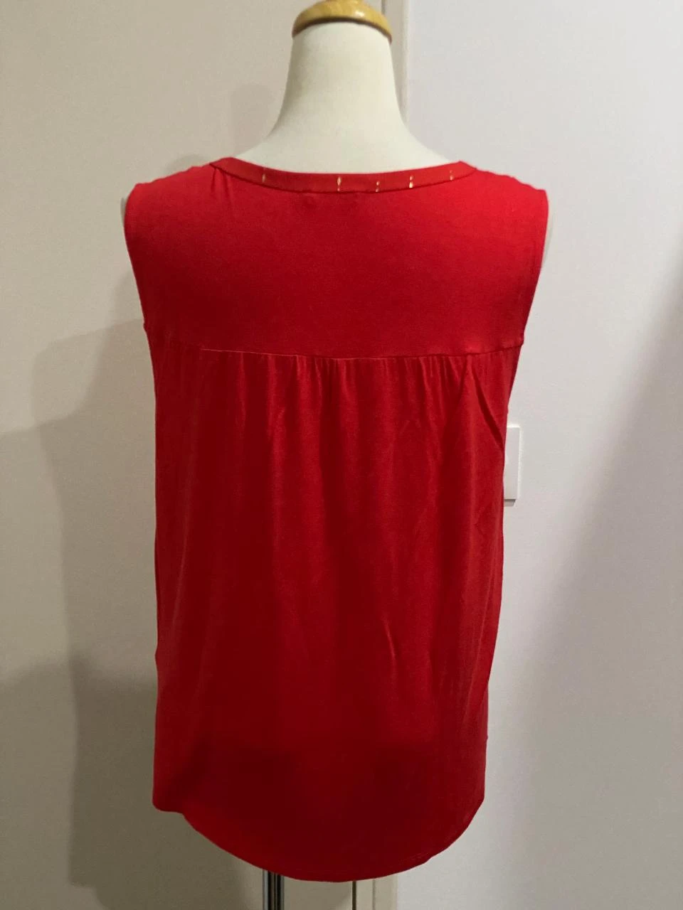 Top Decotado Fluido Vermelho com Estampa Dourada Cache Cache - Tamanho 38 (M) – photo 3